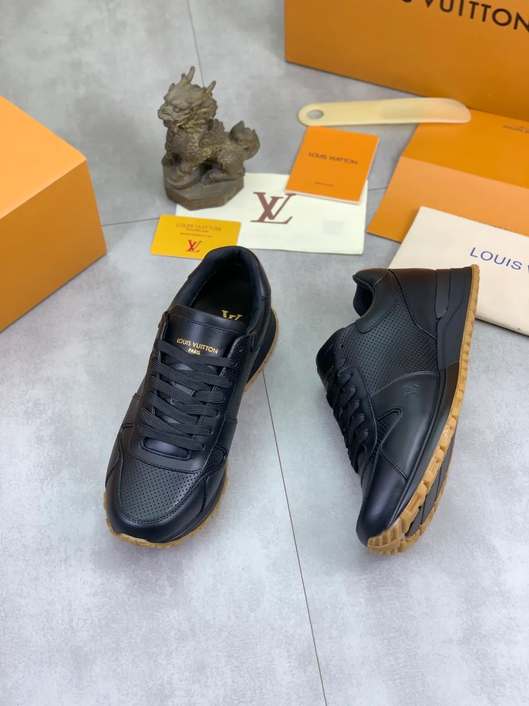 Men's men's shoes 💰P680 new style 💶 punched series [LOUIS VUITTON] (original order) new style 🍀LV Louis Vuitton * - top version of LV classic trendy shoes! Made of imported original cowhide and water-dyed cowhide lining. The latest original wear-resistant rubber combination outsole! High quality products! Multiple colors available, code number: 39-45 (38 46 customized)